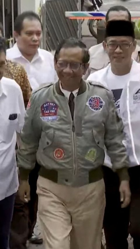 Stylish Fashion Ganjar-Mahfud MD Wears Top Gun-Inspired Bomber Jacket During Debate