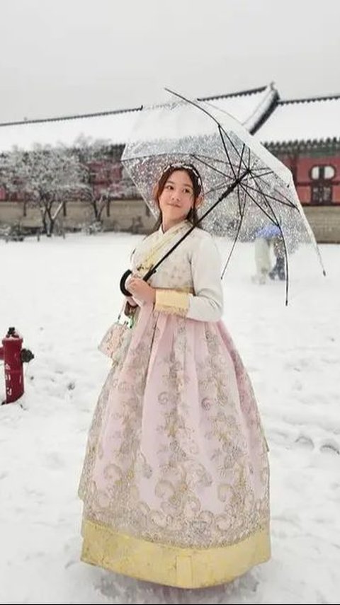Intip Sederet Potret Mikhaela, Putri Nafa Urbach Menunjukkan Pesonanya yang Memikat Selama Liburan Musim Dingin di Korea Selatan