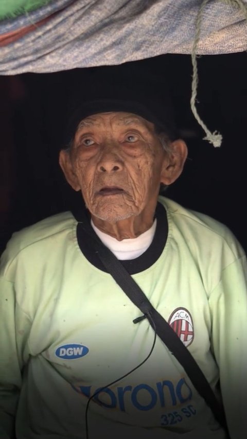 Kisah Kakek Berusia 110 Tahun Ini Viral, Penghasilan Rp16 Ribu per Hari Hidup Tanpa Listrik selama 20 Tahun
