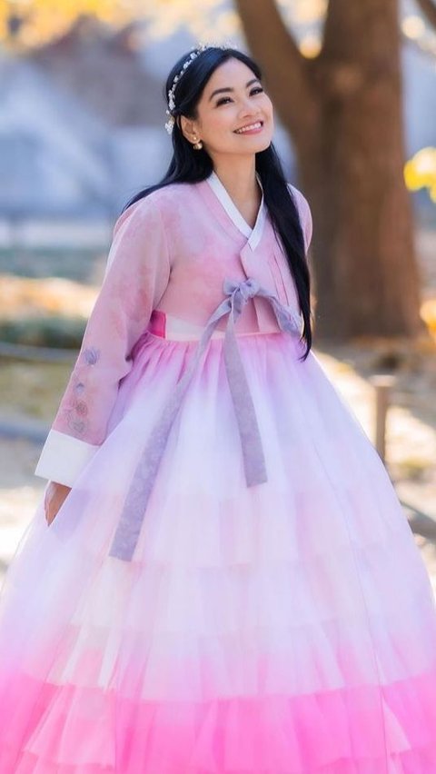 Titi Kamal and Fujianti Showcase Their Beauty Using Hanbok