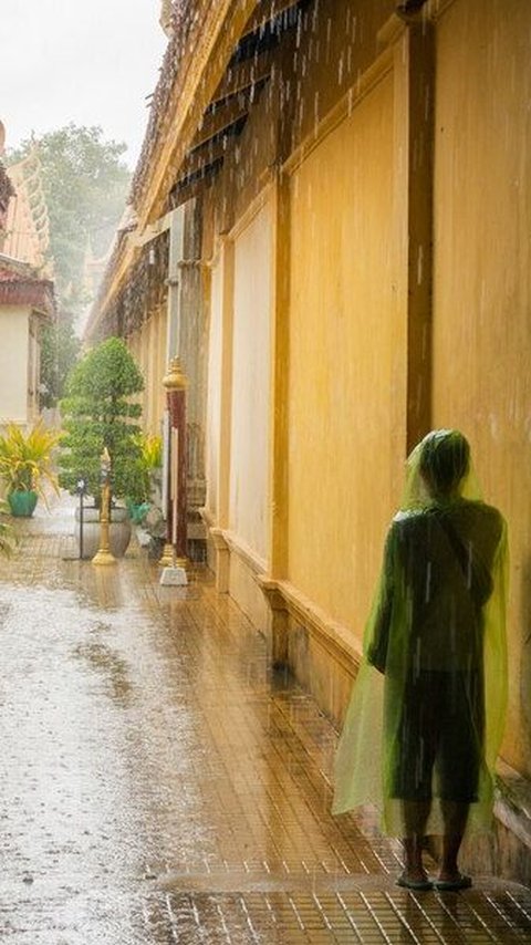 11 Meaning of Dreaming Soaked in Rain, Allegedly Bringing Good and Bad Signs