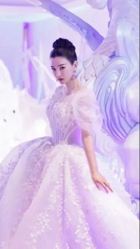 Chinese Actress Wraps Her Body with 10 Layers of Plastic to Fit into a Dress