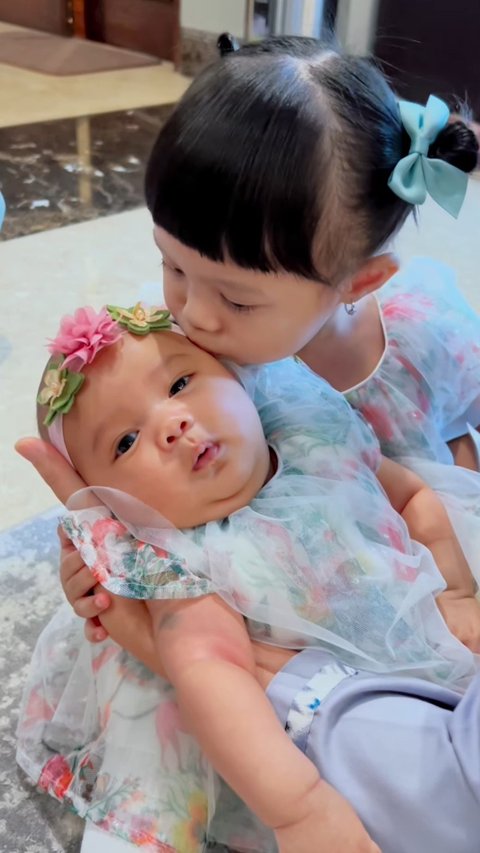 Lucu! Foto-foto Ameena saat Belajar Gendong Baby Azura, Netizen 'Tolong ini Gemes Banget'