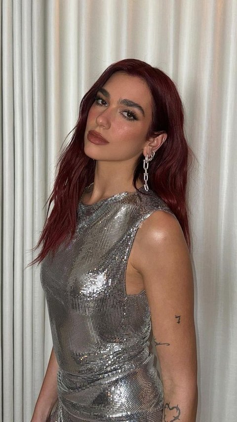 Portrait of Dua Lipa Testing Makeup with Smokey Eyes that Immediately Received Criticism