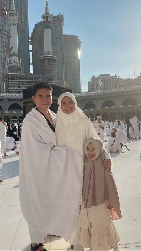 8 Portraits of Acha Septriasa's Umrah with Family, Wearing Sandals in Front of Ka'bah Draws Attention