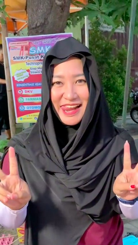 Cantik dan Memesona, Penjual Sosis Telur Hanya di Kocok Pembeli Sampai Antre