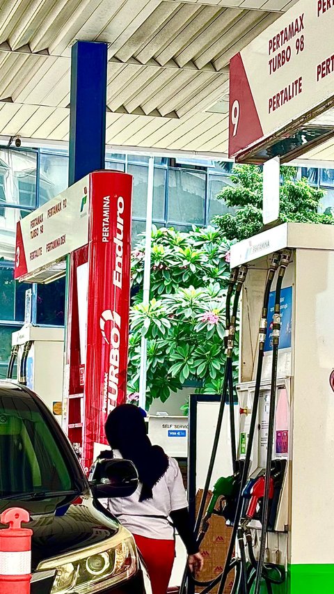 Harga BBM Pertamina Turun, Pertamax Kini Dibanderol Rp12.100 per Liter