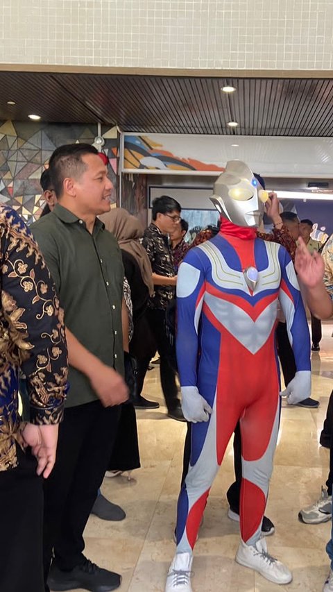 Ada Ultraman Bikin Heboh Gedung DPR Jelang Pelantikan Anggota Dewan,Ternyata Ini Sosok di Dalamnya