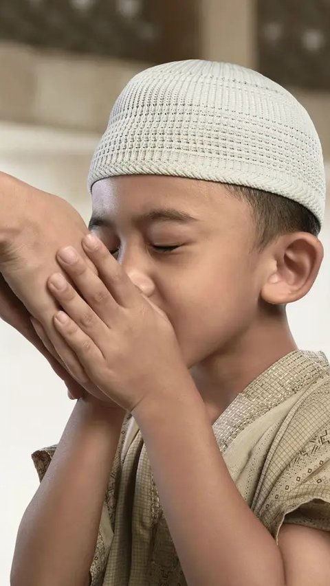 Cara Mencium Tangan yang Benar Menurut Islam, Ketahui Makna dan Etikanya