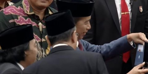 Momen Jokowi Selfie Bareng Komeng Usai Pelantikan Wakil Rakyat 2024-2029