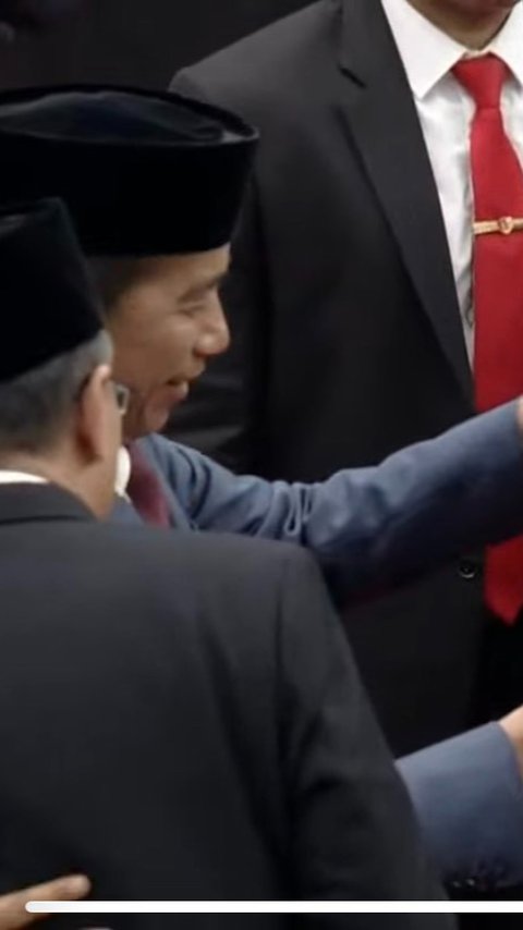 Momen Jokowi Selfie Bareng Komeng Usai Pelantikan Wakil Rakyat 2024-2029