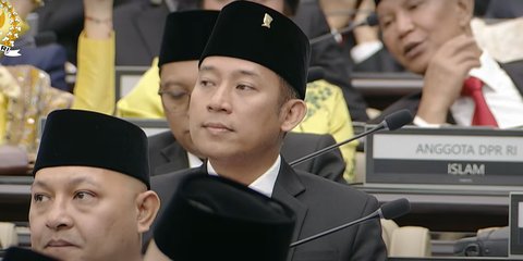 Momen Denny Cagur Pakai Jas Hitam dengan Pin DPR di Dada: Bismillah