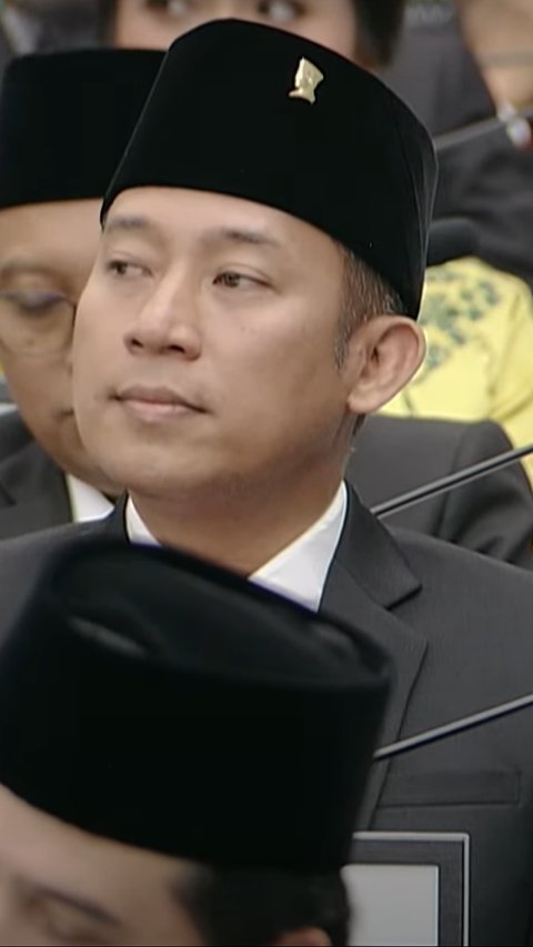 Momen Denny Cagur Pakai Jas Hitam dengan Pin DPR di Dada: Bismillah