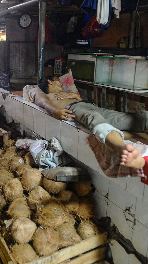 FOTO: Situasi Pasar Senen Sepi Akibat Deflasi, Pedagang Lebih Banyak Tidur