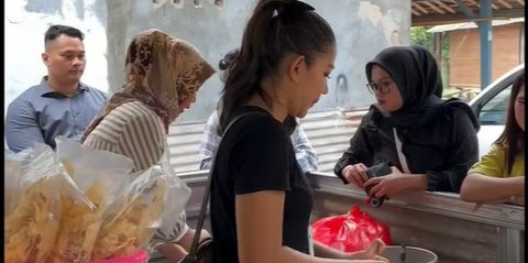 Potret Cantik Eriska Nakesya Istri Young Lex Buka Warung di Gang Kecil, Turun Langsung Layani Pembeli