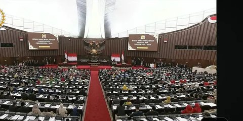 VIDEO: Momen Titiek Soeharto Rela Desak-desakan Foto Bareng Jokowi di DPR