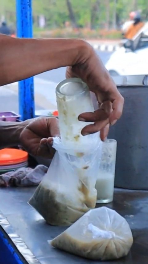 Kisah Tukang Bubur Berhasil Sekolahkan Anak dan Mampu Beli Rumah Pribadi