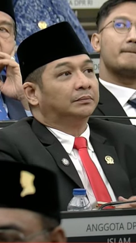 VIDEO: Momen Pasha Ungu Dekati Jokowi, Sempat Bisik-Bisik ke Asisten Ajudan di DPR