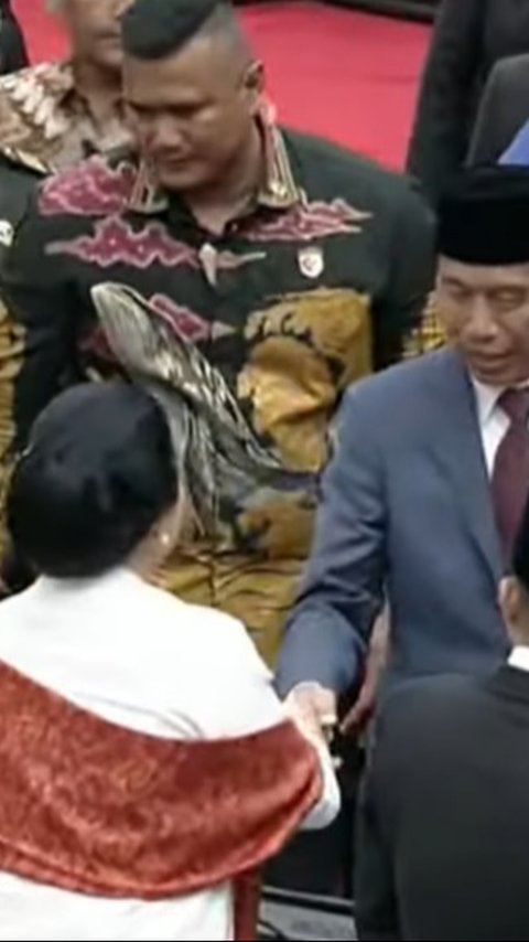 VIDEO: Jokowi dan Puan Maharani Ngobrol Santai Diselingi Tawa Usai Pelantikan Anggota DPR