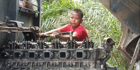 Kecil-kecil Cabai Rawit, Bocah Ini Mahir Memperbaiki Jenis-jenis Tipe Mobil