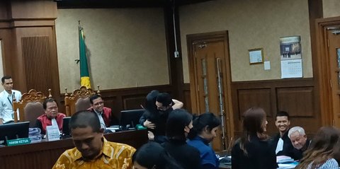 Dekapan Rindu Sandra Dewi-Harvey Moeis di Ruang Sidang PN Tipikor Bikin Hakim Senyum-Senyum