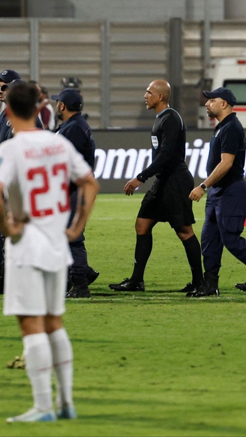 FOTO: Usai 'Bantu' Bahrain Gagalkan Kemenangan Timnas Indonesia, Wasit Kontroversial Keluar Lapangan Pakai Pengawalan