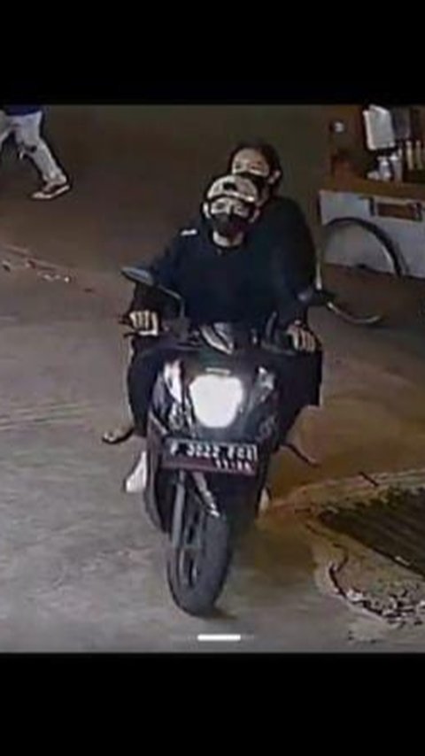 Terekam CCTV, Ini Tampang Sejoli Ajak Balita saat Maling Motor di Bintaro