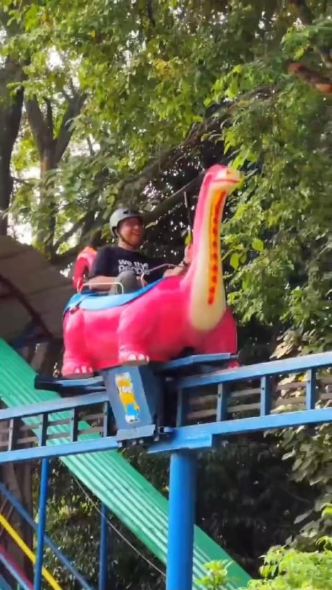 Potret Anies Jalan-Jalan ke Ragunan, Naik 'Dinosaurus' Warna Pink sampai Wajahnya Tegang saat Meluncur