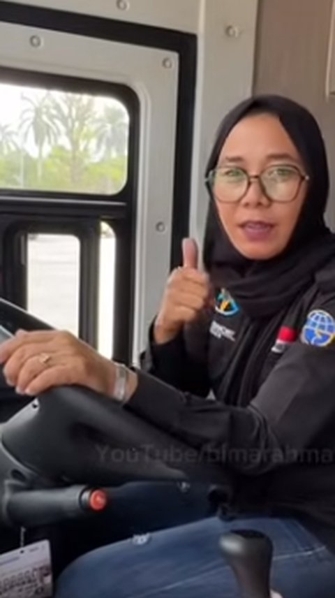 Gesit dan Lincah, Potret Sopir Bos Cantik Lintas Sumatera Taklukan Jalanan Terjal