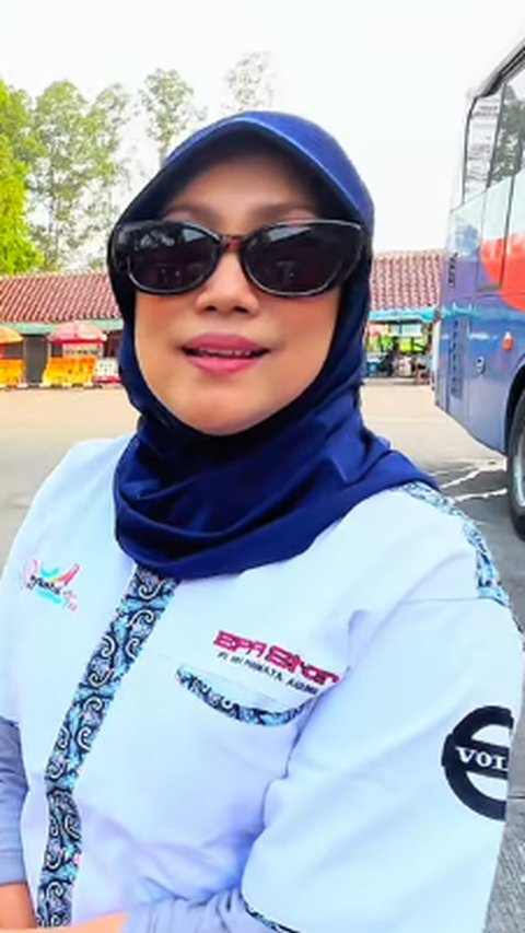 Wanita Tangguh dan Cantik Jadi Sopir Bus PO Epa Star Tronton, Sang Anak Kuliah S2 di Italia