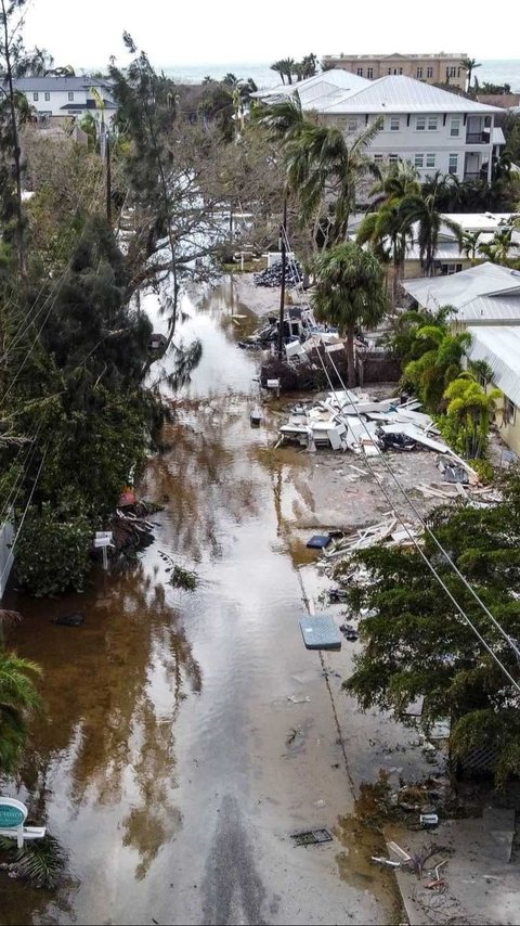 FOTO: Porak-poranda Florida AS Diamuk Badai 'Monster' Milton hingga Korban Tewas Berjatuhan