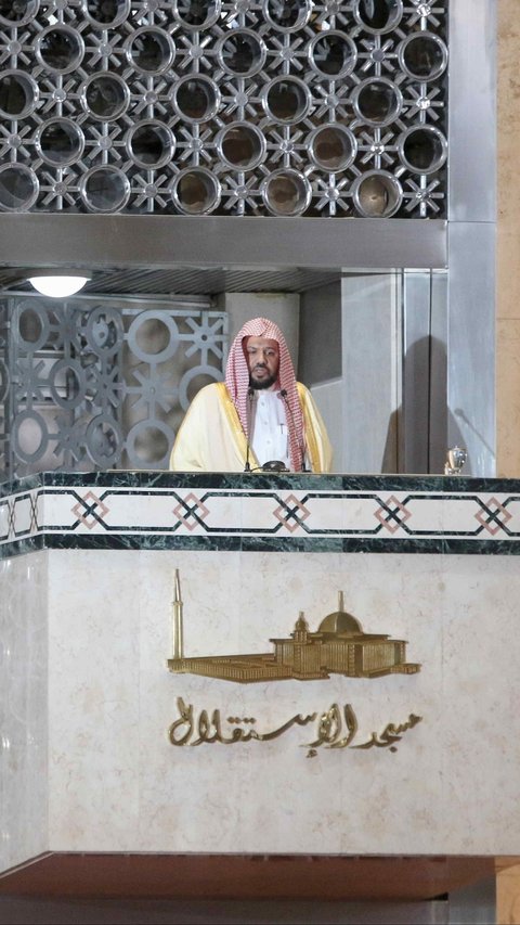 FOTO: Momen Imam Besar Masjid Nabawi Sampaikan Khotbah Jumat di Masjid Istiqlal, Berpesan Jaga Persatuan