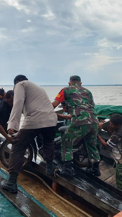 Aksi TNI Polri Bantu Masyarakat di Tengah Terpaan Ombak Laut Kuala Kampar