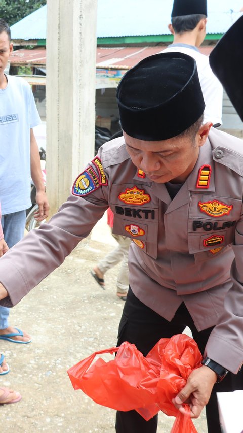 Polisi Bagikan Ratusan Paket Nasi, Sampaikan Pesan Pilkada Damai ke Jemaah Masjid