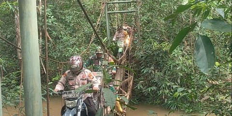 Perjuangan TNI-Polri Susuri Hutan dan Pelosok Desa Kawal Pilkada Damai