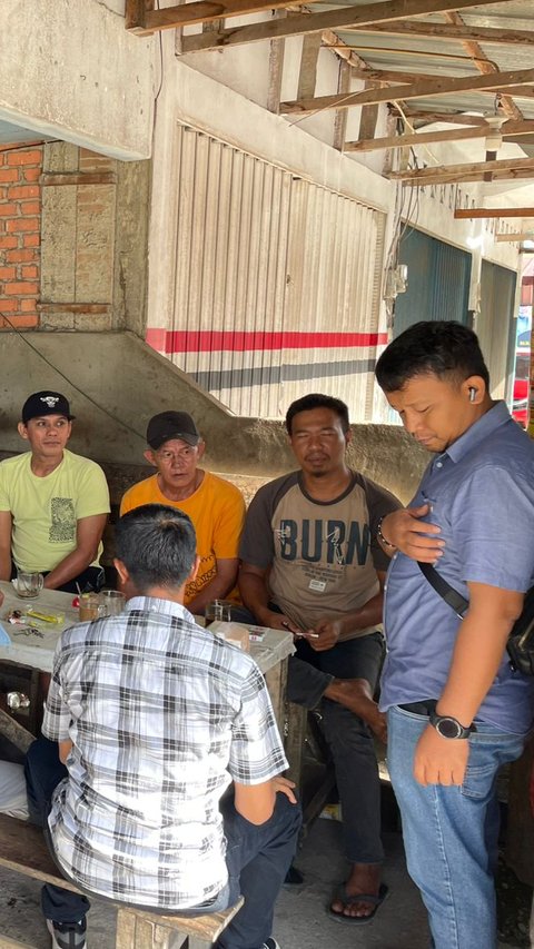 Waspada Informasi Hoaks, Personel Polri Door to Door ke Warung-Warung