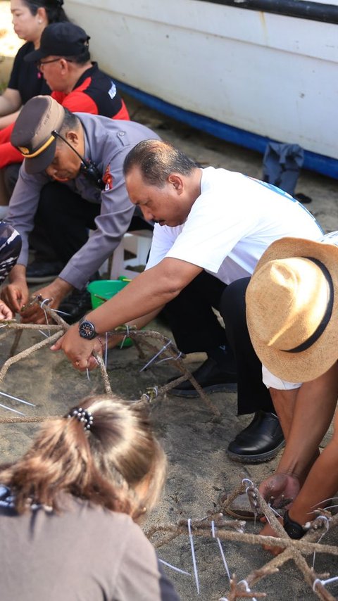 Menjaga Kebersihan Pantai Nusa Penida dengan Motor Roda Tiga