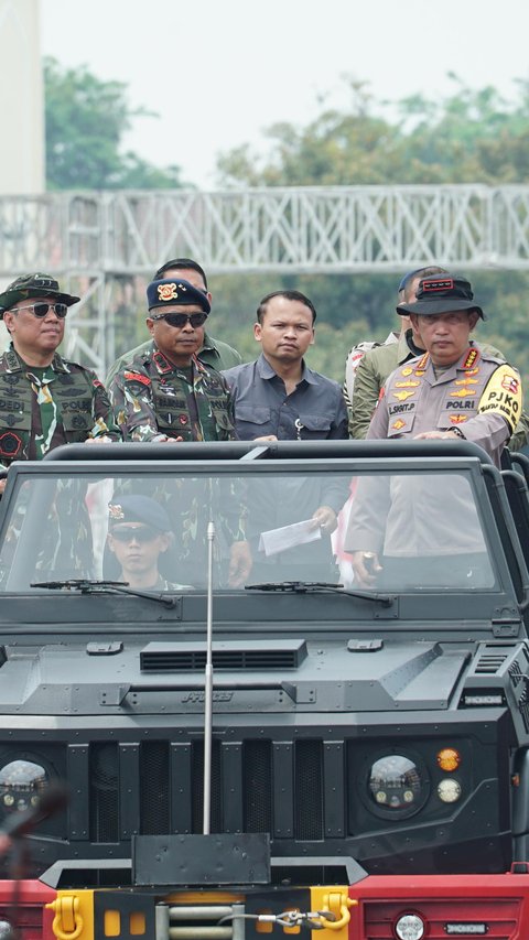 Potret Jenderal Polri Cek Gladi Bersih Gelar Pasukan Pengamanan Pengambilan Sumpah Presiden dan Wapres