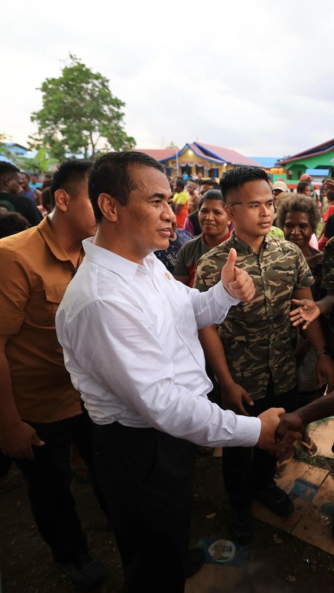 Mentan Salurkan Bantuan Benih dan Dorong Pertumbuhan Ekonomi Masyarakat di Kampung Wanam