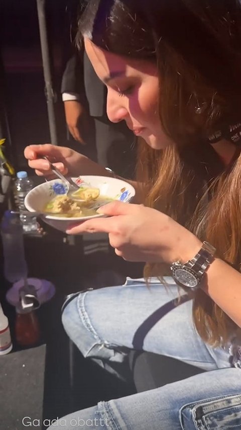 Gaya Santai Nia Ramadhani Duduk Ngemper Makan Semangkuk Bakso, Padahal Sudah Disediakan Meja VIP