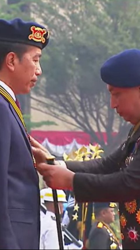 VIDEO: Gagah Kapolri Listyo Kalungkan Medali Kehormatan ke Presiden Jokowi Berbaret Biru