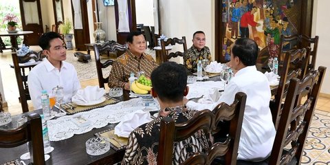 VIDEO:Senyum Semringah Jokowi Terima Prabowo di Solo, Gibran Menyambut di Bandara