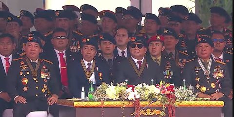 VIDEO: Ekspresi Jokowi & Prabowo Lihat Penerjun Polri Kibarkan Bendera Foto Dirinya di Langit Depok