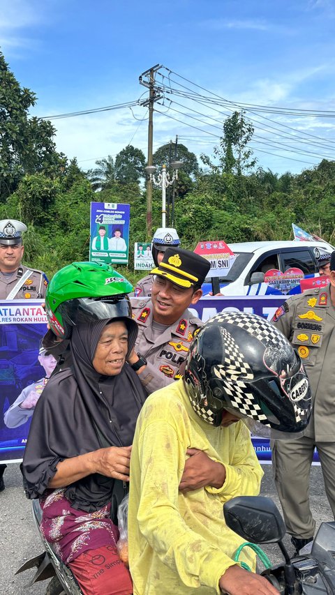 Cooling System Pilkada Damai, Polres Rohul Bagikan Helm Gratis