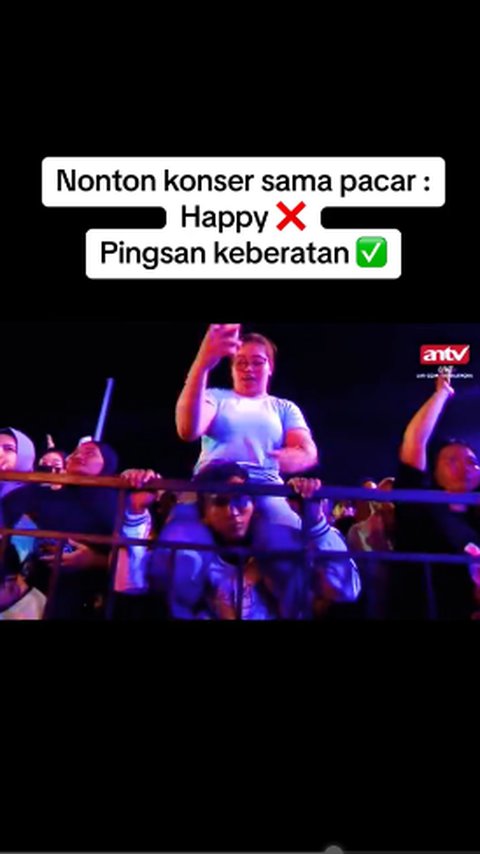 Nonton Konser Gendong Pacar di Pundak, Pria ini Tak Kuat Tiba-Tiba Jatuh Pingsan jadi Sorotan