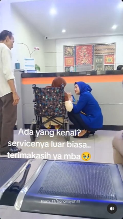 Sudah Cantik Adabnya Luar Biasa Pula, Sosok Teller Bank Layani Lansia Penuh Sopan Hingga Jongkok ini Jadi Sorotan