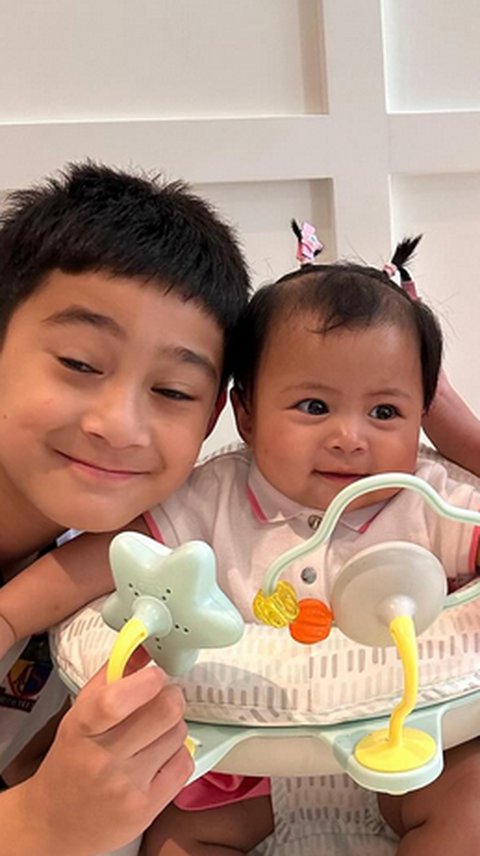 Cantiknya Baby Lily Anak Angkat Raffi Ahmad & Nagita Slavina, Sang Kakak Tak Henti Beri Ciuman