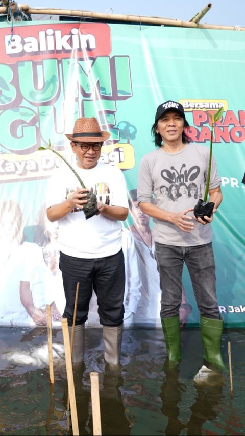 FOTO: Gaya Pramono Tanam Mangrove Bareng Slank di Pesisir Jakarta