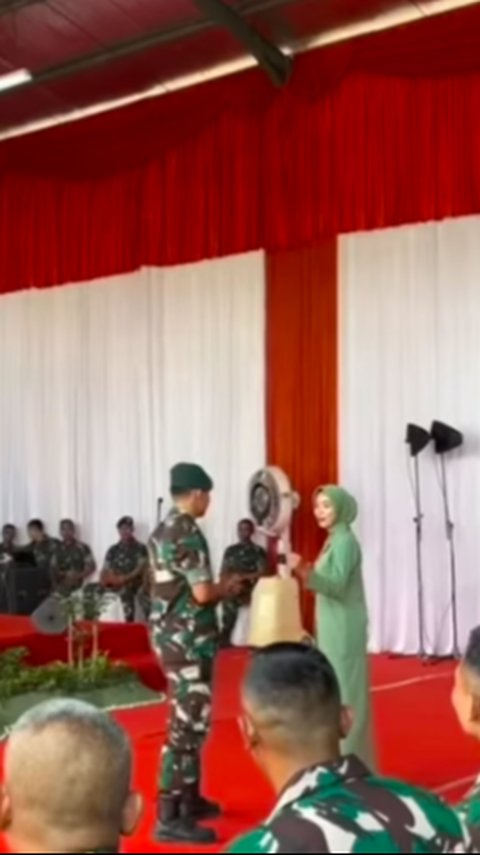 Momen Ibu Persit Keluarkan Jurus Bela Diri, Sekali Beraksi Prajurit TNI Tumbang Langsung Bikin Heboh