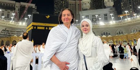 6 Momen Roger Danuarta dan Cut Meyriska saat Umrah Bersama 2 Anaknya, Berdoa sampai Nangis di Depan Ka'bah